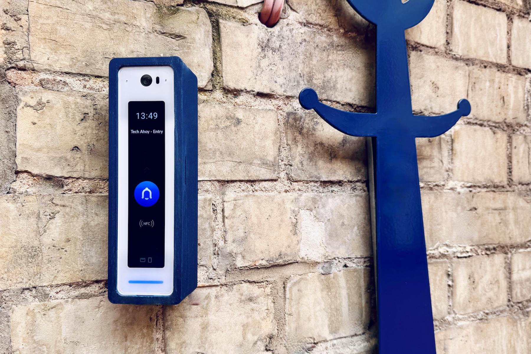 Partners Ubiquiti UniFi door access system